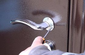 Замена дверной ручки металлической двери в Волгограде