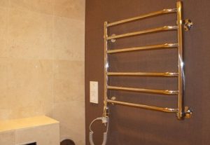 Установка электрического полотенцесушителя в ванной в Волгограде
